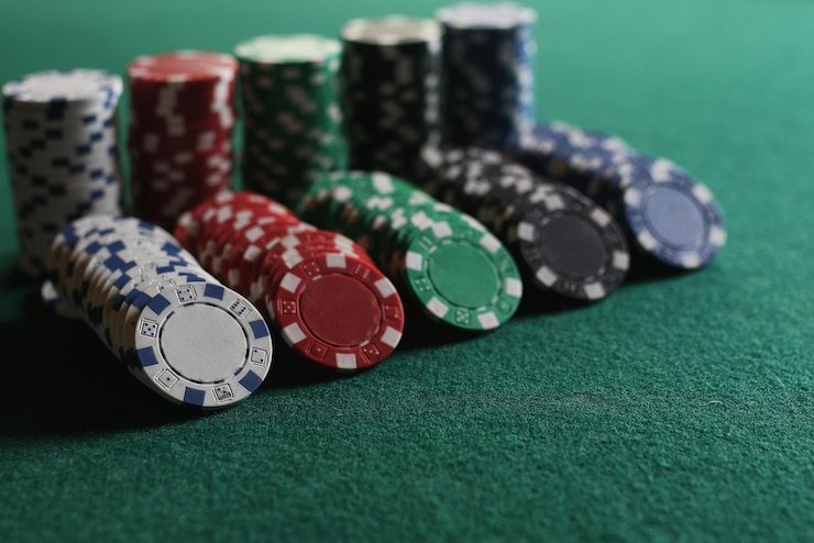 Ilustrasi pengguna menikmati hiburan sports dan casino melalui smartphone
